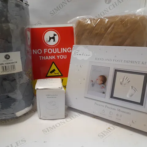 LOT OF APPROX 6 ASSORTED HOUSEHOLD ITEMS TO INCLUDE NO FOULING SIGN, BAMBINO HAND AND FOOT IMPRINT KIT, COLOURFUL HUMIDIFIER, ETC