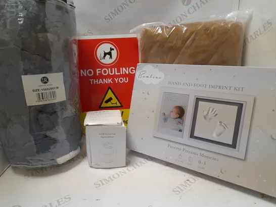 LOT OF APPROX 6 ASSORTED HOUSEHOLD ITEMS TO INCLUDE NO FOULING SIGN, BAMBINO HAND AND FOOT IMPRINT KIT, COLOURFUL HUMIDIFIER, ETC