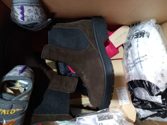 BOX OF APPROXIMATELY 8 ASSORTED PAIRS OF SHOES AND FOOTWEAR ITEMS IN VARIOUS STYLES AND SIZES TO INCLUDE H&M, BOOHOO, ASOS DESIGN, ETC