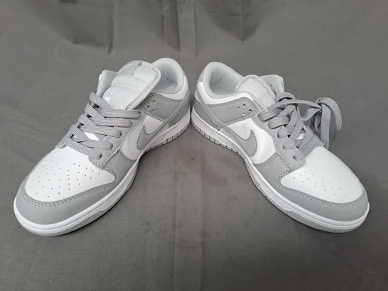 BOXED PAIR OF NIKE SHOES IN GREY/WHITE UK SIZE 6