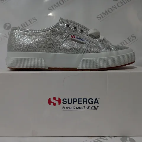 BOXED PAIR OF SUPERGA SHOES IN METALLIC SILVER W. GLITTER EFFECT UK SIZE 6
