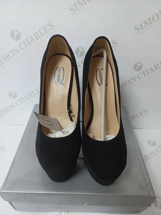 BOXED PAIR OF CASANDRA HEELED PLATFORM SHOES IN BLACK SUEDE SIZE 5