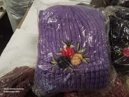 LOT CONTAINING LARGE AMOUNT OF BAGGED WOOLEN HATS IN VARIOUS COLOURS AND DESIGNS 