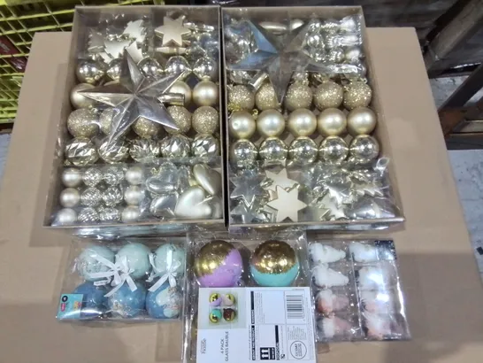 LOT OF 23 ASSORTED PACKS OF BAUBLES AND TREE DECORATIONS 