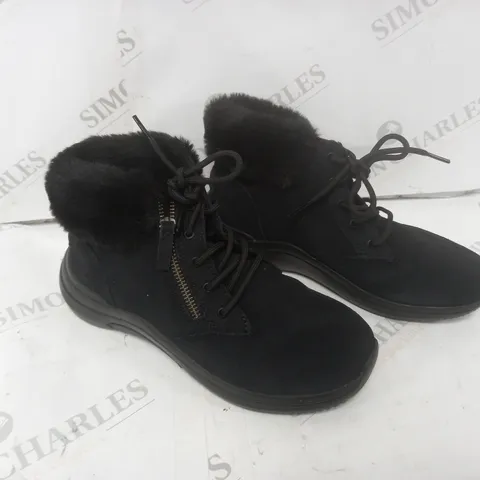 BLACK LACED BOOTS SIZE 3