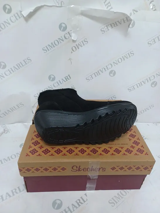 BOXED PAIR OF SKECHERS PARALLEL OFF HOURS SIDE ZIP BOOT BLACK SIZE 5.5