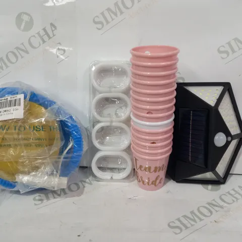 LOT OF APPROXIMATELY 10 ASSORTED HOUSEHOLD ITEMS TO INCLUDE SOLAR POWERED OUTDOOR LIGHT, TEAM BRIDE PLASTIC SHOT GLASSES, ETC