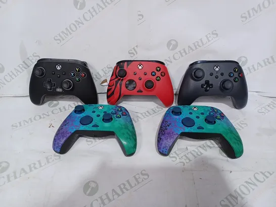 LOT TO CONTAIN 5 X ASSORTED XBOX GAMING CONTROLLERS, BRANDS & COLOURS VARY