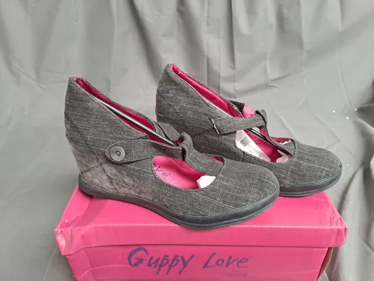 BOX OF APPROXIMATELY 12 PAIRS OF BLACK GUPPY LOVE WEDGE SHOES IN VARIOUS SIZES 