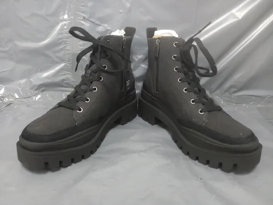 BOXED PAIR OF VIONIC HIKER BOOTS IN BLACK SIZE 7