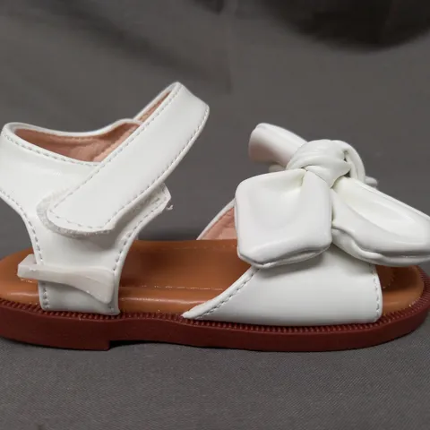 BOXED PAIR OF DESIGNER INFANT OPEN TOE SANDALS IN WHITE W. BOW DETAIL EU SIZE 20