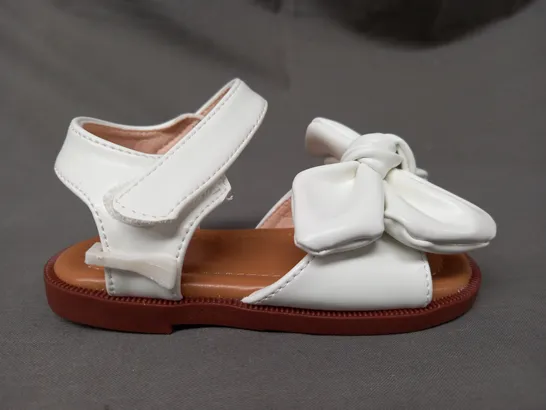 BOXED PAIR OF DESIGNER INFANT OPEN TOE SANDALS IN WHITE W. BOW DETAIL EU SIZE 20