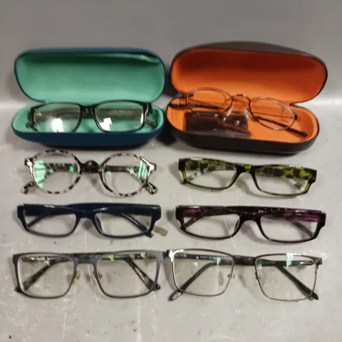 APPROXIMATELY 25 ASSORTED GLASSES/SUNGLASSES IN VARIOUS DESIGNS 