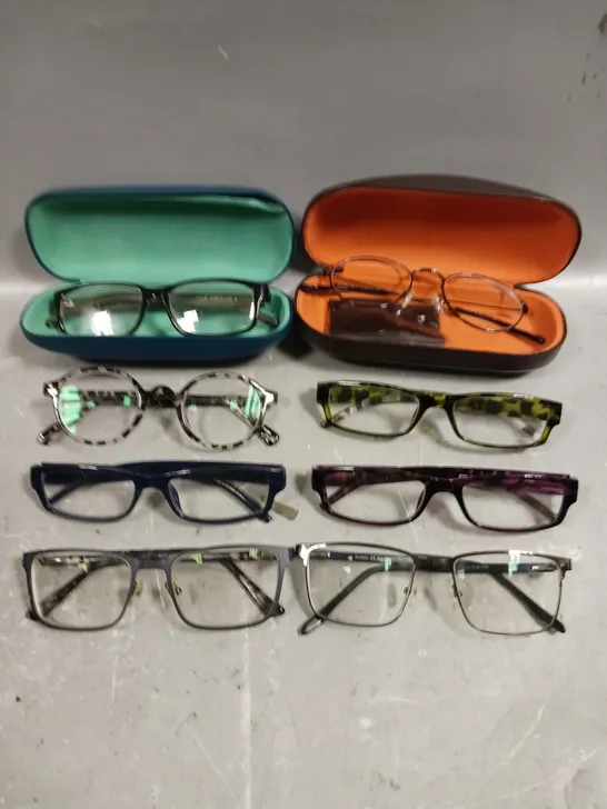 APPROXIMATELY 25 ASSORTED GLASSES/SUNGLASSES IN VARIOUS DESIGNS 