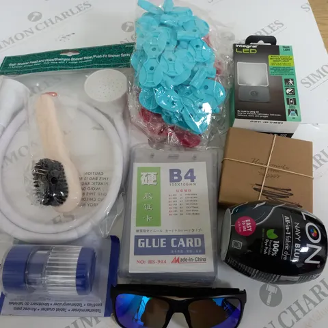 LOT OF ASSORTED HOUSEHOLD ITEMS TO INCLUDE INTEGRAL LED LIGHT, BATH SHOWER HOSE AND GLUE CARD