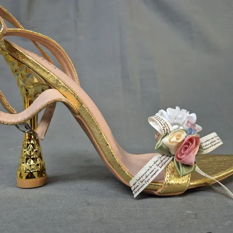 BOXED PAIR OF WEIBENA OPEN TOE HEELED SANDALS IN METALLIC GOLD W. FLORAL & GEM DETAIL EU SIZE 40