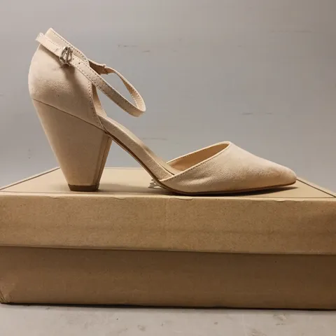 BOXED PAIR OF ASOS POINTED TOE HEELED SHOES IN BEIGE SIZE 6