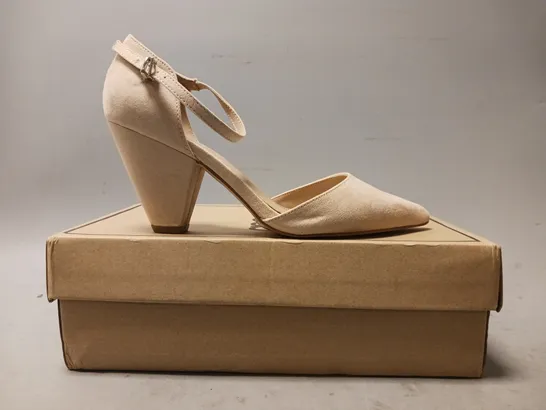 BOXED PAIR OF ASOS POINTED TOE HEELED SHOES IN BEIGE SIZE 6