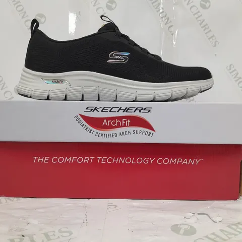 BOXED PAIR OF SKETCHERS BUNGEE TRAINERS IN BLACK SIZE 6