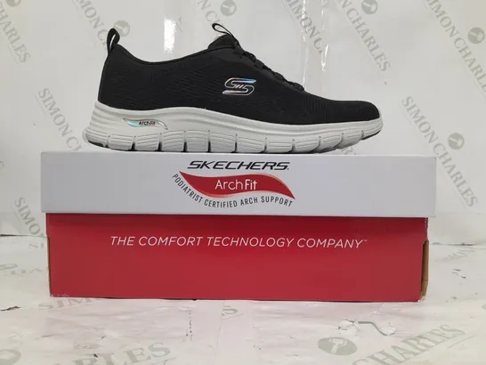 BOXED PAIR OF SKETCHERS BUNGEE TRAINERS IN BLACK SIZE 6