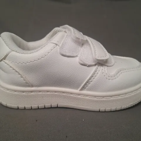 BOXED PAIR OF DESIGNER INFANT SHOES IN WHITE EU SIZE 21