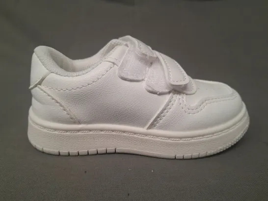 BOXED PAIR OF DESIGNER INFANT SHOES IN WHITE EU SIZE 21