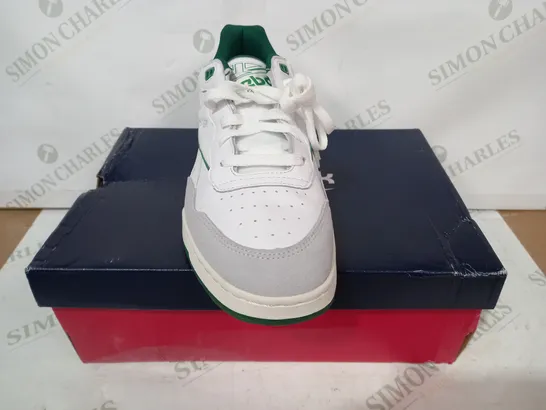 BOXED PAIR OF REEBOK BB 4000 II TRAINERS IN WHITE/GREEN UK SIZE 9