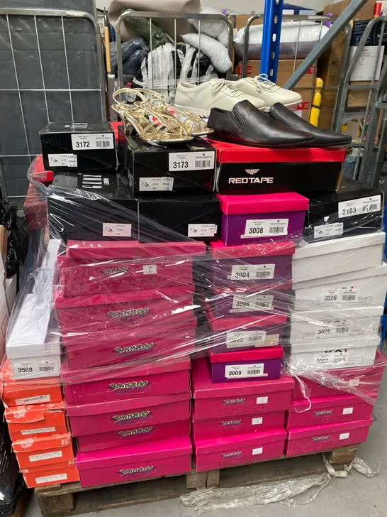 APPROXIMATELY 130 ASSORTED PAIRS OF FOOTWEAR TO INCLUDE:  BOXED PAIR OF LOGO SLIP-ON SHOES IN BLACK EU SIZE 36, BOXED PAIR OF GEMZ LONDON OPEN TOE LOW HEEL SANDALS IN METALLIC GOLD ETC