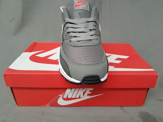 BOXED PAIR OF NIKE AIR MAX 90 ESSENTIALS SHOES IN GREY/WHITE UK SIZE 7