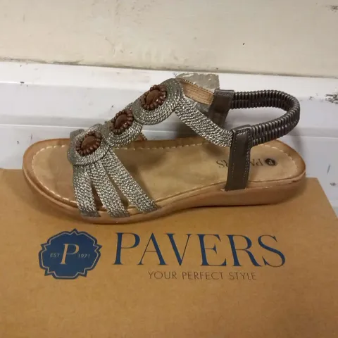 BOXED PAVERS BAIZH PEWTER SANDALS SIZE 4