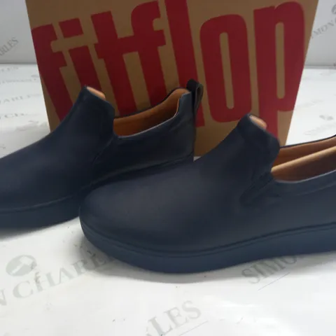 BOXED PAIR OF FIRFLOPS RALLY LEATHER SLIP-ON TRAINERS IN MIDNIGHT NAVY - UK 7