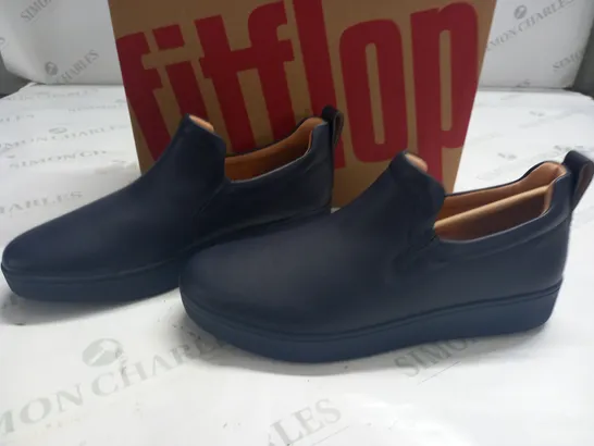 BOXED PAIR OF FIRFLOPS RALLY LEATHER SLIP-ON TRAINERS IN MIDNIGHT NAVY - UK 7