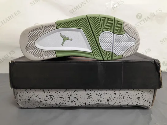 BOXED PAIR OF NIKE WOMENS AIR JORDAN 4 RETRO SHOES IN WHITE/GREEN UK SIZE 7.5