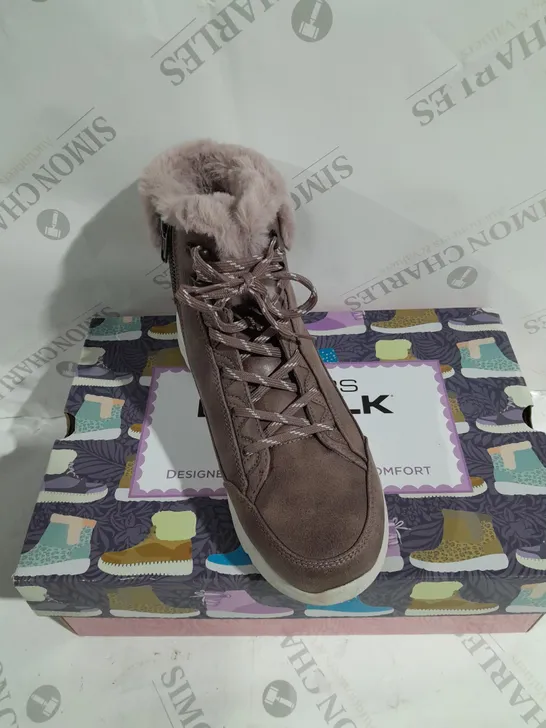 BOXED PAIR OF SKECHERS GLACIAL ULTRA COZYLY BOOTS, MAUVE - SIZE 6.5