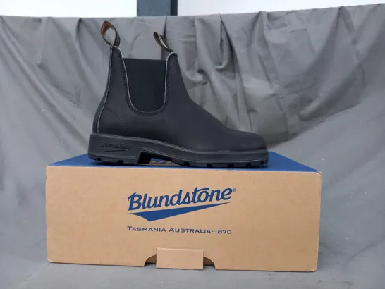 BOXED PAIR OF BLUNDSTONE ELASTIC SIDED BOOTS IN BLACK UK SIZE 4