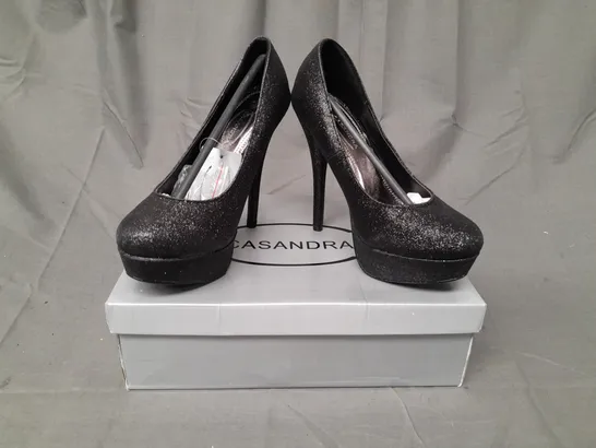 BOX OF APPROXIMATELY 10 PAIRS OF CASANDRA CLOSED TOE HIGH HEEL SHOES IN BLACK W. GLITTER EFFECT - VARIOUS SIZES