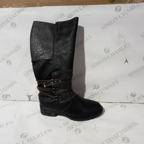 BOXED PAIR OF DESIGNER FAUX LEATHER BOOTS IN BLACK EU SIZE 40