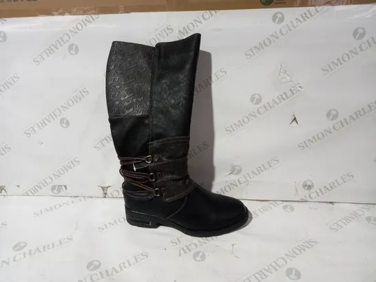 BOXED PAIR OF DESIGNER FAUX LEATHER BOOTS IN BLACK EU SIZE 40