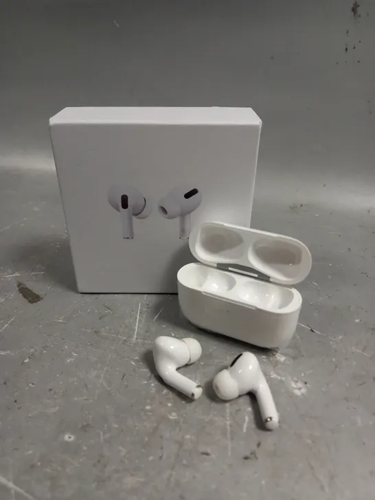 BOXED WIRELESS EARPHONES & CHARGING CASE IN WHITE 