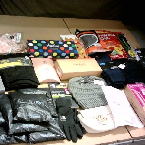 LOT OF ASSORTED CLOTHING ACCESSORIES TO INCLUDE SOCKS, GLOVES AND HATS
