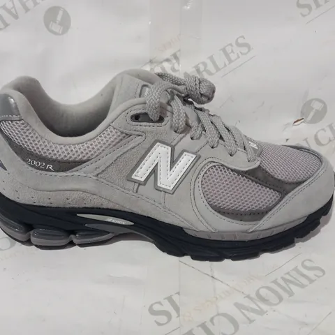 BOXED PAIR OF NEW BALANCE TRAINERS IN GREY UK SIZE 7