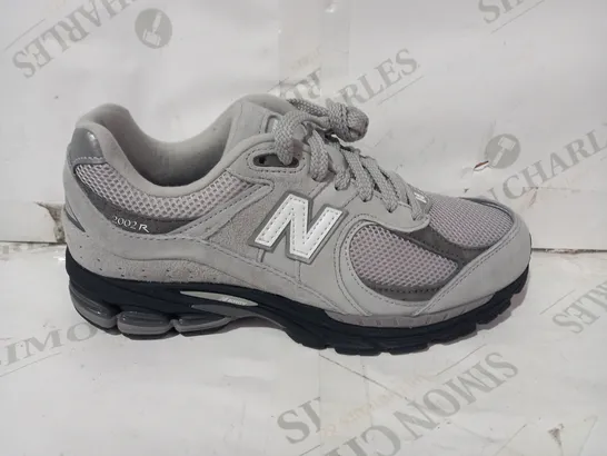 BOXED PAIR OF NEW BALANCE TRAINERS IN GREY UK SIZE 7