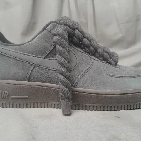 BOXED PAIR OF NIKE AIR FORCE 1 SHOES IN DARK GREY UK SIZE 6.5