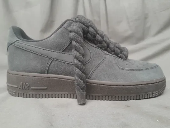 BOXED PAIR OF NIKE AIR FORCE 1 SHOES IN DARK GREY UK SIZE 6.5