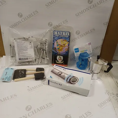 LOT OF APPROX 12 ASSORTED ITEMS TO INCLUDE A BAG OF ORAL DISPENSING SYRINGES, A NOVO PEN, A MATRIX INNOVATIONS MONKEY ARM ETC.