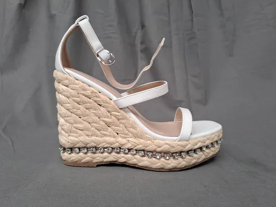 BOXED PAIR OF DESIGNER OPEN TOE HIGH WEDGE SANDALS IN WHITE W. JEWEL EFFECT EU SIZE 37