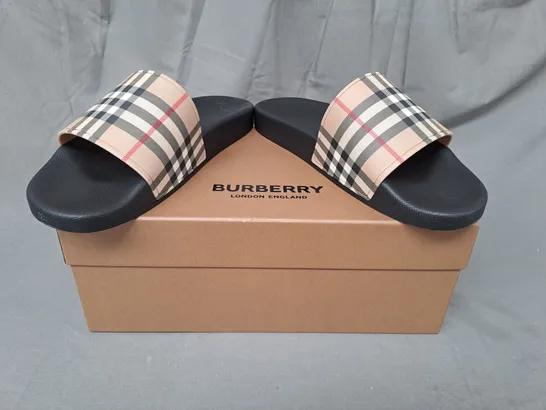 BOXED PAIR OF BURBERRY FURLEY SLIDERS UK SIZE 9