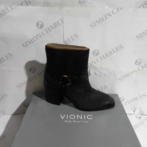 BOXED PAIR OF VIONIC CARNLIA ANKLE BOOT BLACK SIZE 6 