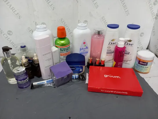 APPROXIMATELY 20 ASSORTED COSMETICS ITEMS TO INCLUDE LANCOME RENERGIE PEPTIDE CREAM (15ml), ESTEE LAUDER ADVANCED NIGHT REPAIR (50ml), DOVE BODY WASH (400ml), ETC