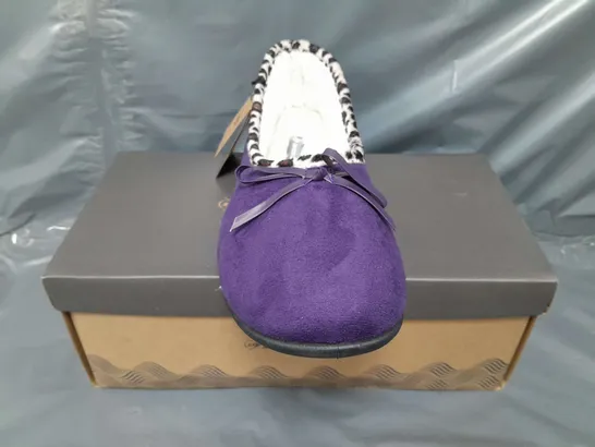 BOXED PAIR OF DUNLOP SLIPPERS IN PURPLE SIZE 7